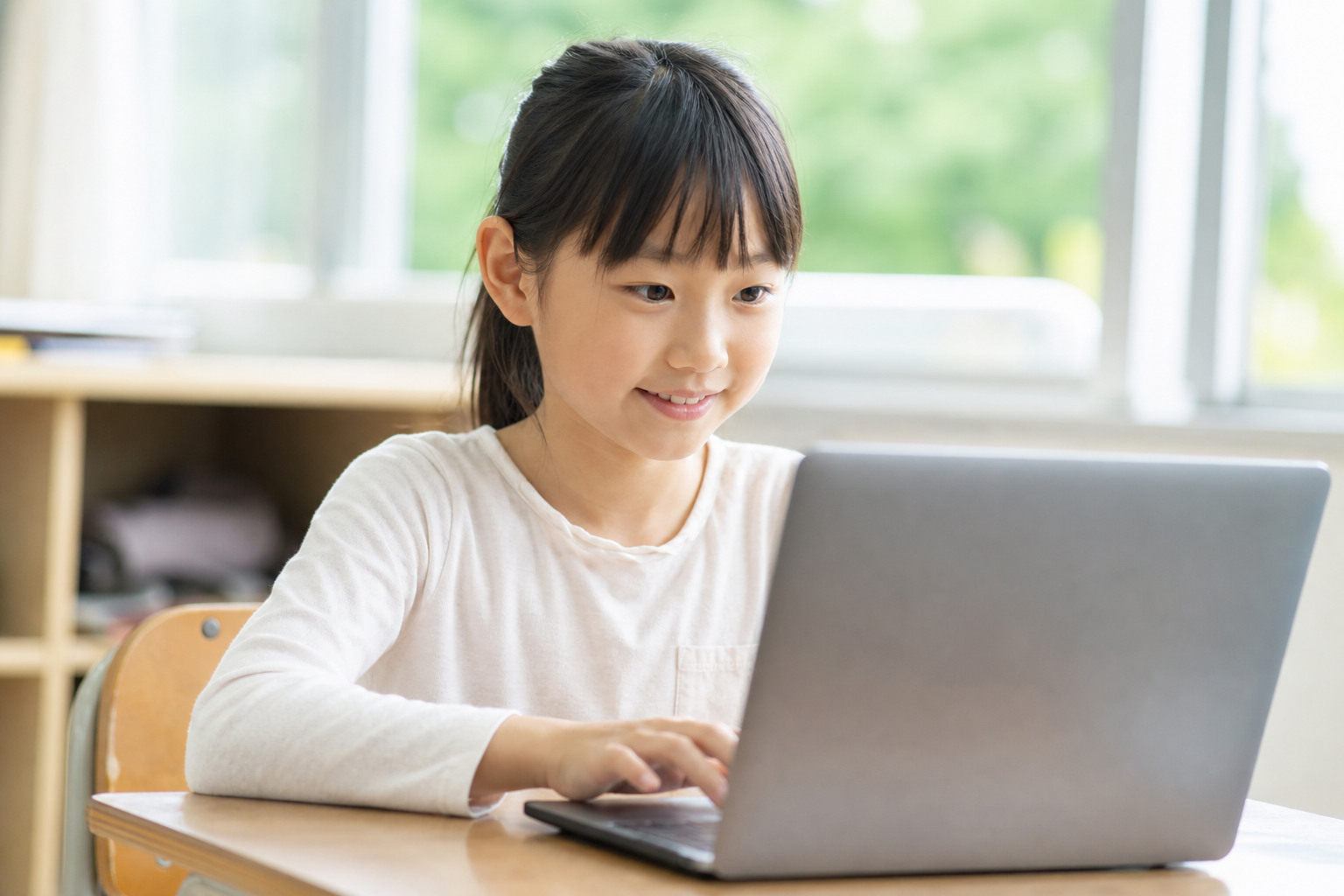 ノートPCで作品づくりをする女の子