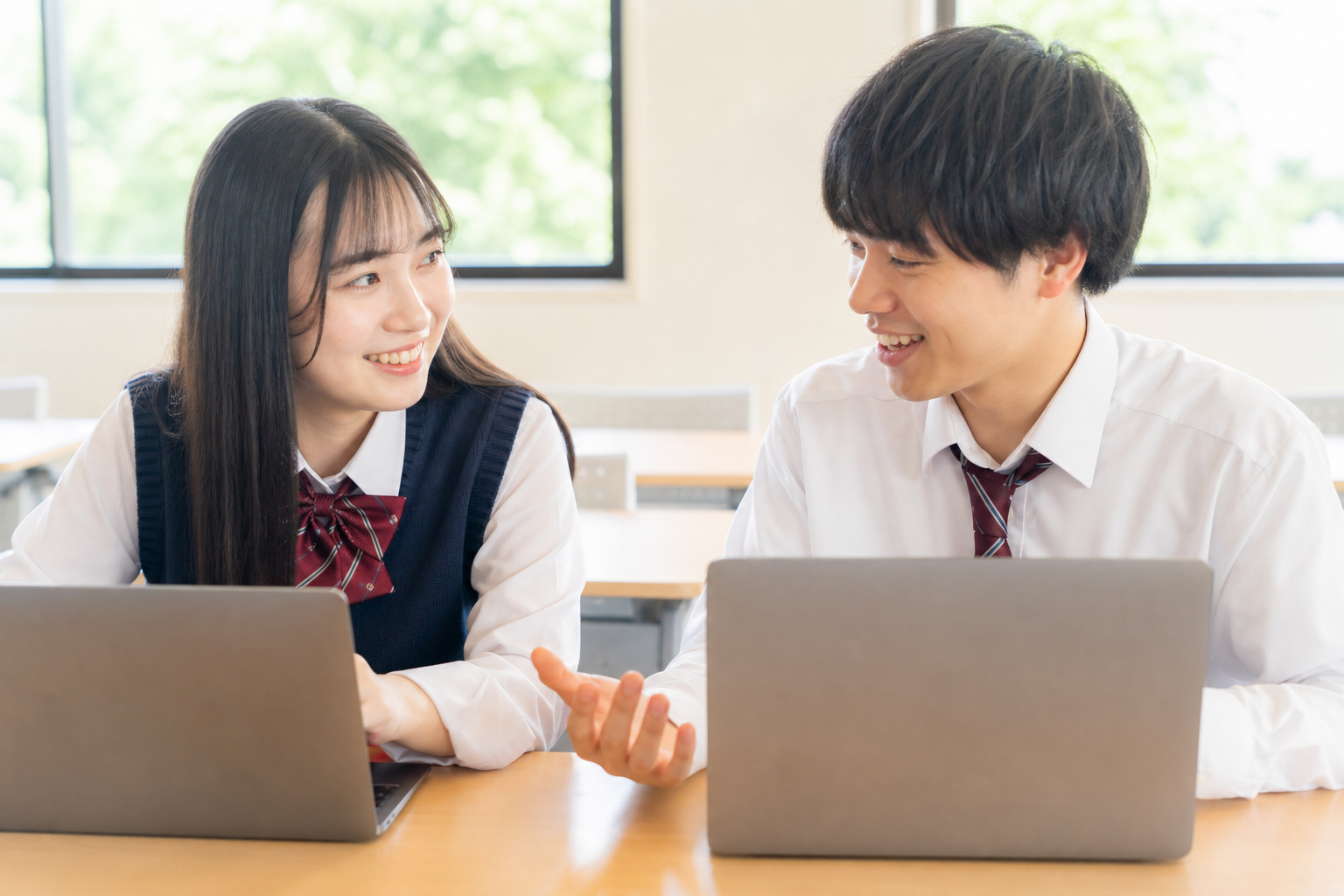 教室でレッスンに取り組む子どもたちの様子