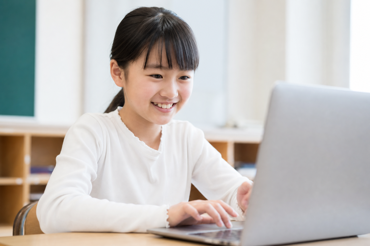 発表に向けてノートPCを操作する女の子